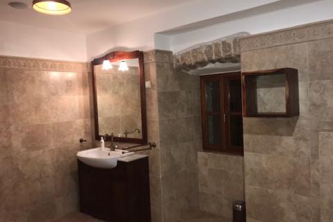 Krk,Kras,autohtona kamena vila iz 1897 god, s bazenom +4200 m2 građevinskog zemljišta