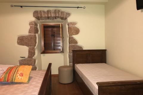 Krk,Kras,autohtona kamena vila iz 1897 god, s bazenom +4200 m2 građevinskog zemljišta