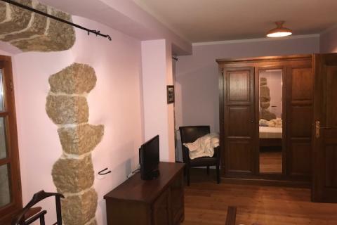 Krk,Kras,autohtona kamena vila iz 1897 god, s bazenom +4200 m2 građevinskog zemljišta