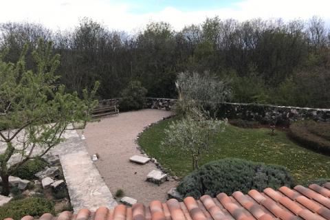 Krk,Kras,autohtona kamena vila iz 1897 god, s bazenom +4200 m2 građevinskog zemljišta