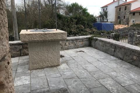 Krk,Kras,autohtona kamena vila iz 1897 god, s bazenom +4200 m2 građevinskog zemljišta