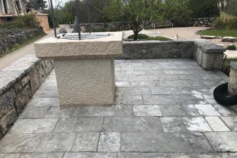 Krk,Kras,autohtona kamena vila iz 1897 god, s bazenom +4200 m2 građevinskog zemljišta