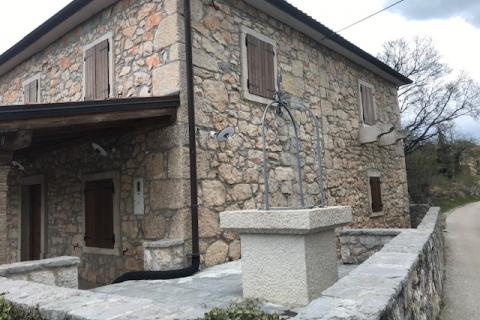 Krk,Kras,autohtona kamena vila iz 1897 god, s bazenom +4200 m2 građevinskog zemljišta