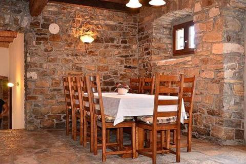 Istra, Oprtalj, autohtona istarska kuća s lijepim pogledom