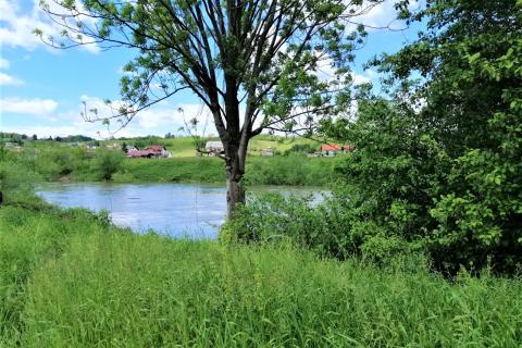 Ozalj; Trška - građevinsko zemljište 9227 m2 uz rijeku Kupu idealno za seoski turizam