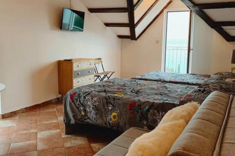 OPATIJA, Ičići - Kuća sa 4 stambene jedinice, pogledom na more i parkingom