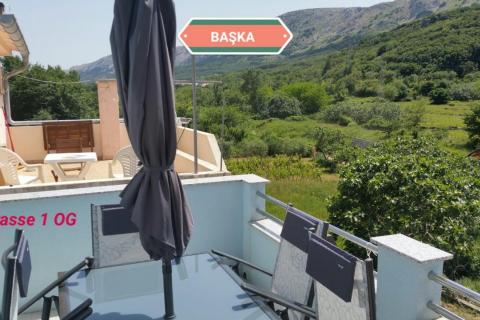 Draga Bašćanska -uređena kuća s dva stana, parking