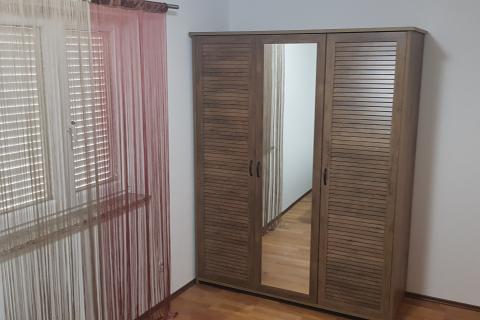 Istra,Tar,2 stana-105m2 +2parkinga+vrt