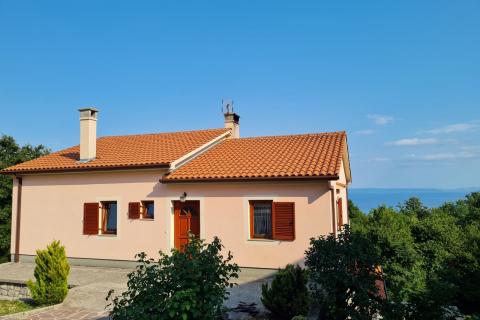 Opatija - Veprinac - kuća s dva stana s pogledom na more