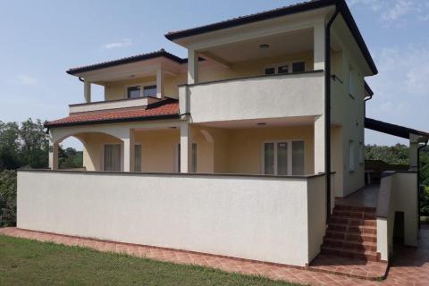 ISTRA,Samostojeća kuća u predgrađu Umaga