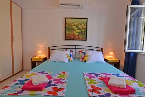 Mali Lošinj samostojeća kuća prvi red do mora