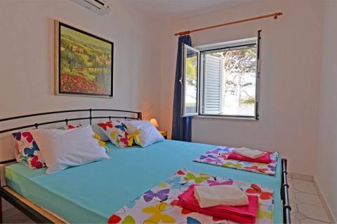 Mali Lošinj samostojeća kuća prvi red do mora