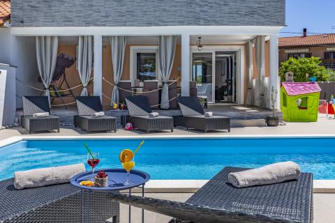 ISTRA, MARČANA, nova hiša z bazenom, garaža