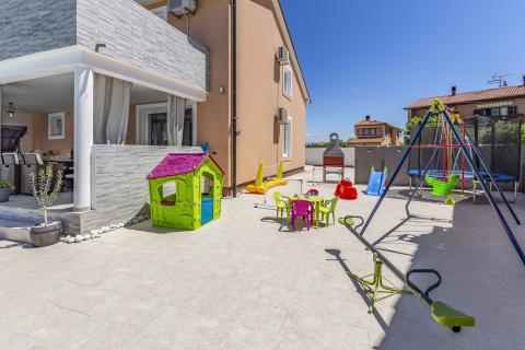 ISTRA, MARČANA, nova hiša z bazenom, garaža