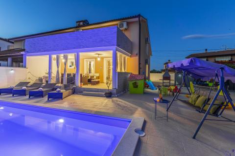 ISTRA, MARČANA, nova hiša z bazenom, garaža