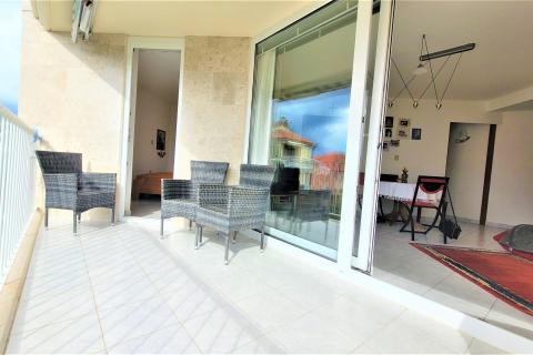 Istra, Umag, Zambratija, komforni stan na prvom katu sa garažom i panoramskim pogledom na more i grad