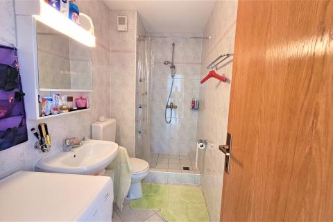 Istra, Umag, Zambratija, komforni stan na prvom katu sa garažom i panoramskim pogledom na more i grad