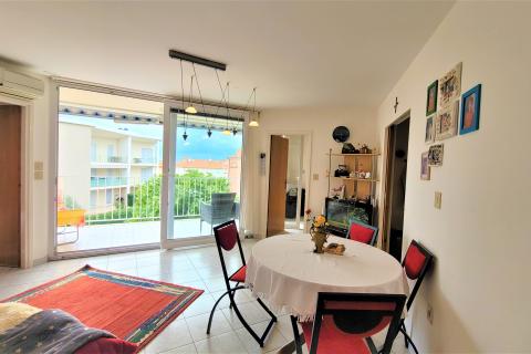 Istra, Umag, Zambratija, komforni stan na prvom katu sa garažom i panoramskim pogledom na more i grad