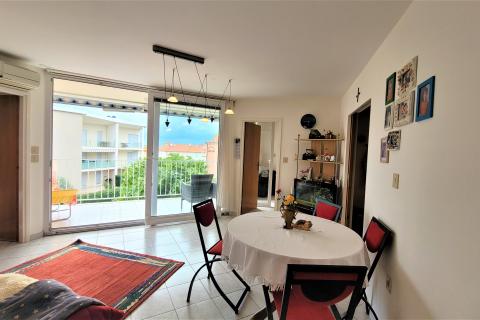 Istra, Umag, Zambratija, komforni stan na prvom katu sa garažom i panoramskim pogledom na more i grad