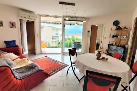 Istra, Umag, Zambratija, komforni stan na prvom katu sa garažom i panoramskim pogledom na more i grad