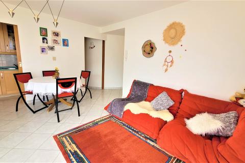 Istra, Umag, Zambratija, komforni stan na prvom katu sa garažom i panoramskim pogledom na more i grad