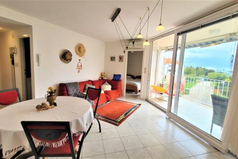 Istra, Umag, Zambratija, komforni stan na prvom katu sa garažom i panoramskim pogledom na more i grad