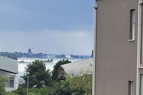 Istra, Umag, Zambratija, komforni stan na prvom katu sa garažom i panoramskim pogledom na more i grad