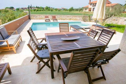 Poreč okolica, kuća s bazenom i pogledom na more
