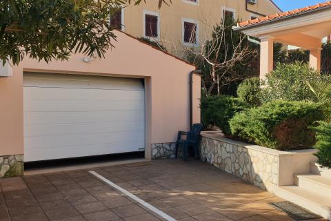 Premantura, kuća sa 5 apartmana, 100m od plaže, pogled more