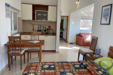 Premantura, kuća sa 5 apartmana, 100m od plaže, pogled more