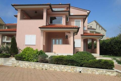 Premantura, kuća sa 5 apartmana, 100m od plaže, pogled more