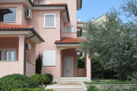 Premantura, kuća sa 5 apartmana, 100m od plaže, pogled more