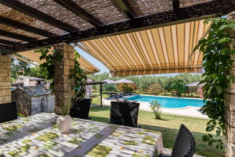 Istra, okolica Fažane Vodnjan, autohtona istarska stancija sa pogledom na more