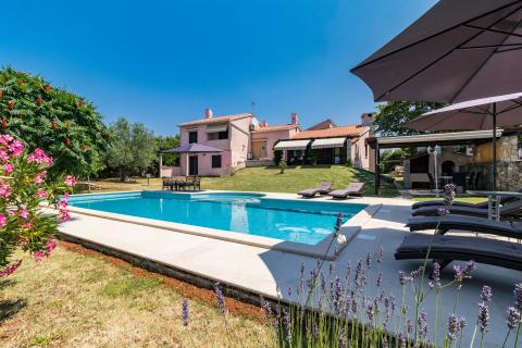 Istra, okolica Fažane Vodnjan, autohtona istarska stancija sa pogledom na more