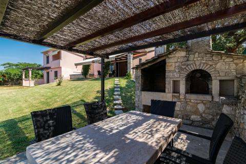 Istra, okolica Fažane Vodnjan, autohtona istarska stancija sa pogledom na more