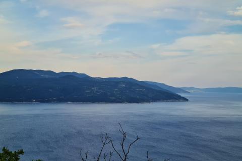 Brseč-zemljište uz more s pogledom na Cres