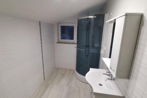 MATULJI - JURDANI - KOMFORAN, LUKSUZAN STAN ZA DUGOROČNI NAJAM