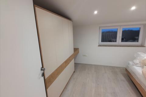 MATULJI - JURDANI - KOMFORAN, LUKSUZAN STAN ZA DUGOROČNI NAJAM