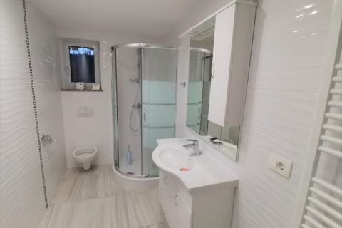 MATULJI - JURDANI - KOMFORAN, LUKSUZAN STAN ZA DUGOROČNI NAJAM