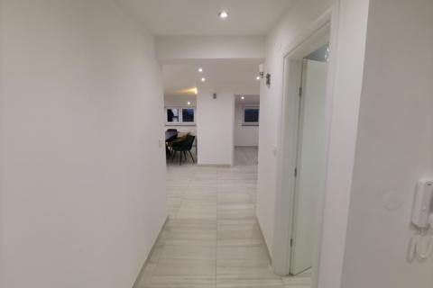 MATULJI - JURDANI - KOMFORAN, LUKSUZAN STAN ZA DUGOROČNI NAJAM