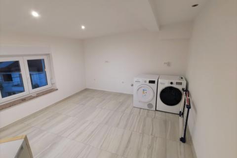 MATULJI - JURDANI - KOMFORAN, LUKSUZAN STAN ZA DUGOROČNI NAJAM