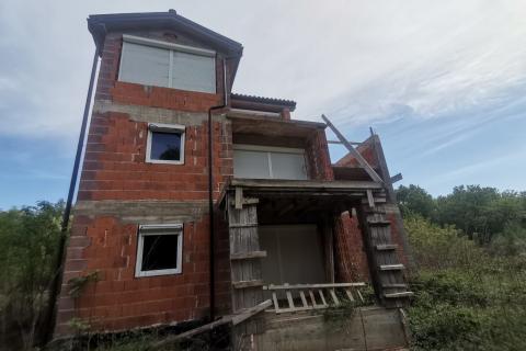 OTOK KRK,DOBRINJ-kuća sa tri apartmana i građevinskim terenom 