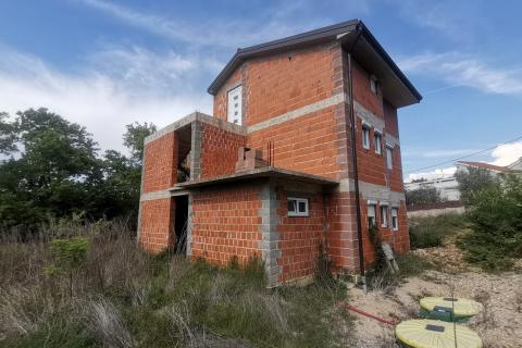 OTOK KRK,DOBRINJ-kuća sa tri apartmana i građevinskim terenom 