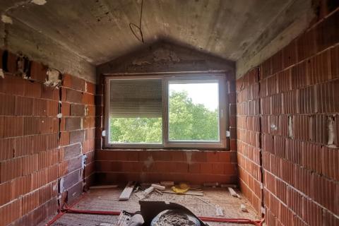 OTOK KRK,DOBRINJ-kuća sa tri apartmana i građevinskim terenom 