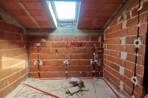 OTOK KRK,DOBRINJ-kuća sa tri apartmana i građevinskim terenom 