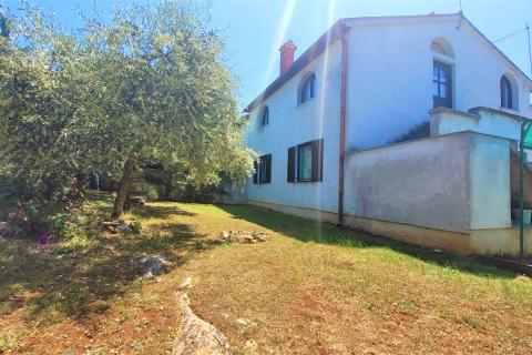 Istra, Savudrija,okolica-Dvojna kuća s dva stana udaljena 1,5 km od mora