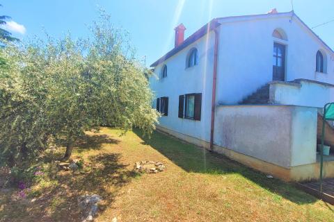 Istra, Savudrija,okolica-Dvojna kuća s dva stana udaljena 1,5 km od mora