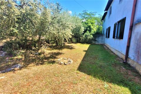 Istra, Savudrija,okolica-Dvojna kuća s dva stana udaljena 1,5 km od mora