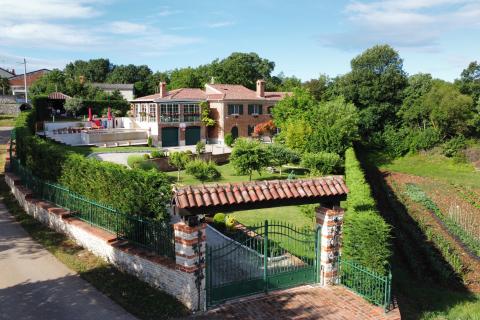 ŽMINJ - Raskošna kuća s bazenom na velikoj okućnici 