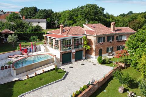 ŽMINJ - Raskošna kuća s bazenom na velikoj okućnici 